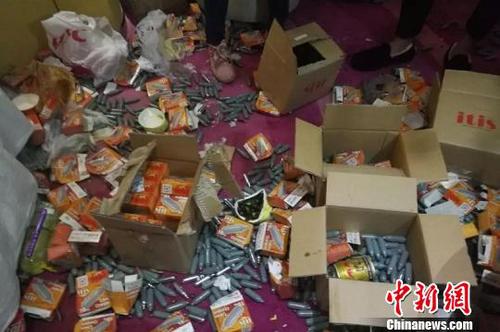 警方查获吸食笑气现场 德清公安提供