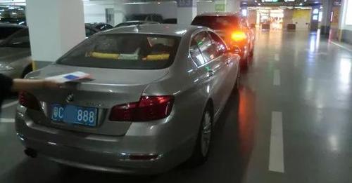 尾号888宝马剐蹭400万宾利 天价赔偿吓坏女司机