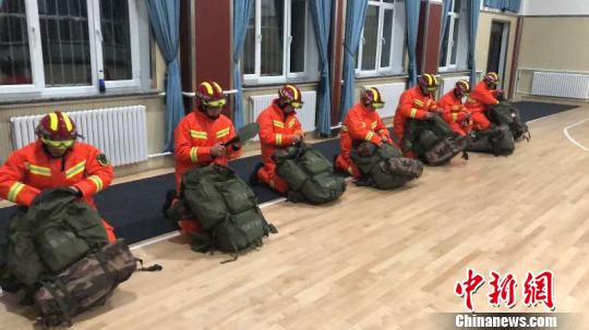 石河子市消防部门官兵正在集结?！⌒旒纹?摄