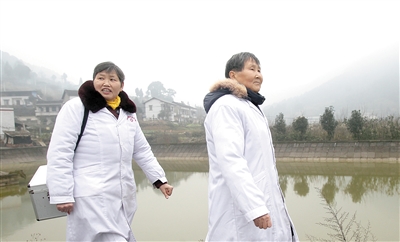 北碚区歇马镇虎头村，汪淑玉(左)和汪兴莲一起出诊。