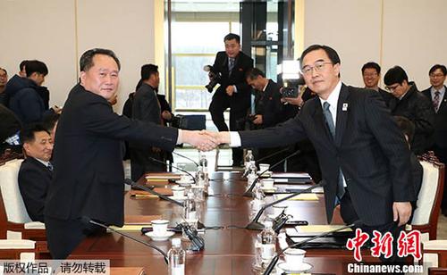 1月9日，韩方代表团团长、统一部长官赵明均(右)和朝方代表团团长、朝鲜祖国和平统一委员会委员长李善权在板门店韩方一侧“和平之家”握手。