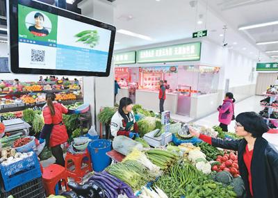 　2017年11月29日，在安徽合肥瑶海区胜利智能农贸市场，市民在扫码支付。
　　张大岗摄(新华社发)
