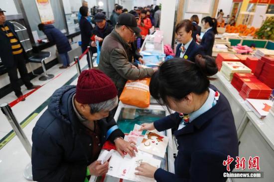 资料图：上海民众通宵排队购买《戊戌年》特种邮票。
<a target='_blank' href='http://www.chinanews.com/'>中新社</a>记者 殷立勤 摄