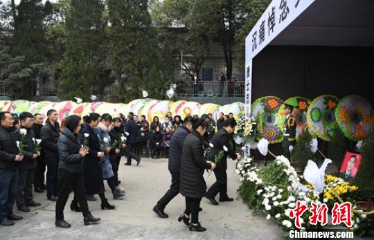 民众送别英雄?！×踔铱?摄