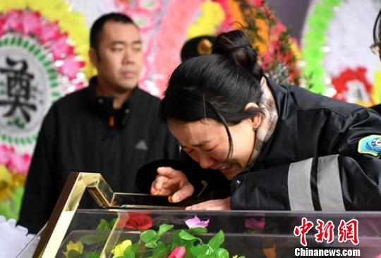 妻子周芳芳痛别丈夫吴俊寰?！×踔铱?摄