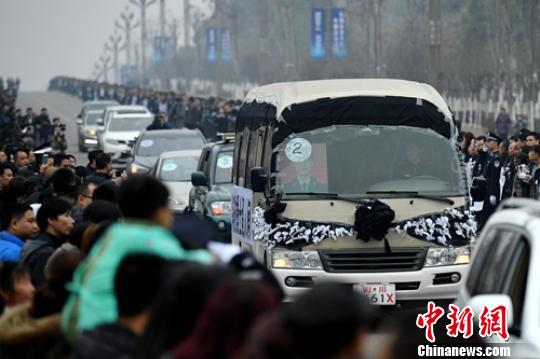 万余民众夹道送消防英雄魂归故里?！×踔铱?摄