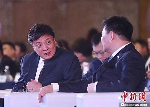 2017年12月19日，融创中国董事会主席孙宏斌与苏宁集团董事长张近东交流。中新社记者 泱波 摄