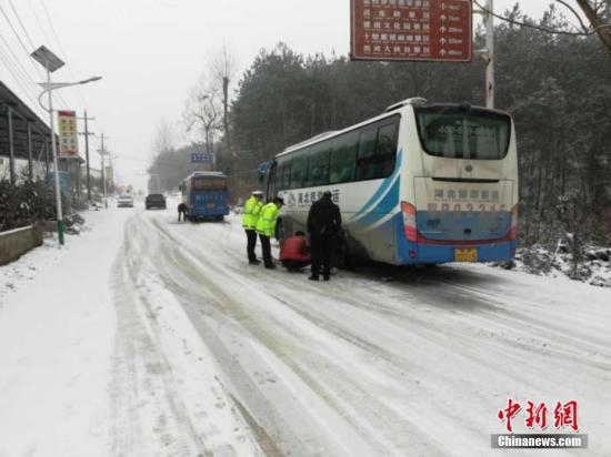 资料图：湖北宜昌遇强降雪，路政交警“保畅总动员”。 李开明 摄