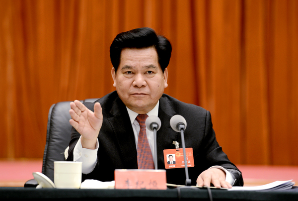 02.自治区党委书记李纪恒来到政协经济界河工商联届联组会参与讨论，听取委员建议，并在会上作发言pg