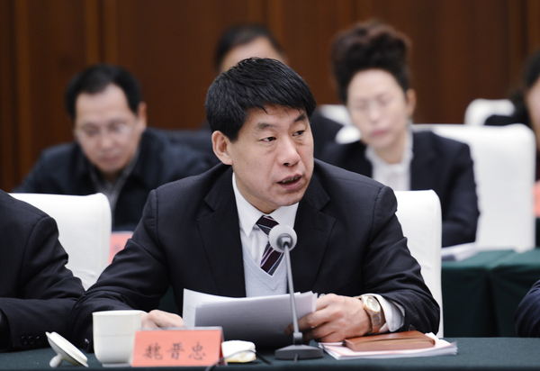 011.区政协委员魏晋忠在政协经济界和工商联界联组会上发言jpg