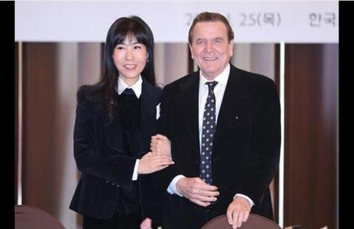 德国73岁前总理将第5次结婚 迎娶小26岁韩国翻译