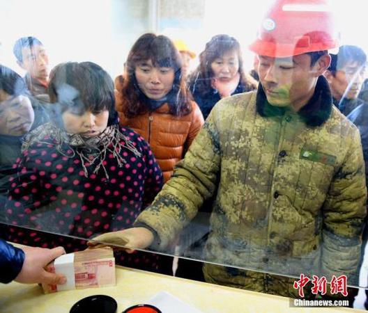 资料图：农民工领取被拖欠的工资。刘勤利 摄 图片来源：CFP视觉中国