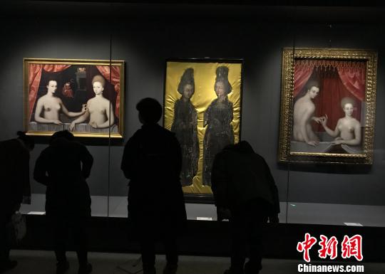 广东省新会博物馆的木板油画《新会木美人》(中)、法国卢浮宫藏品《加百利和她的妹妹》(左)、意大利乌菲齐美术馆藏品《沐浴中的女人》?！〉讼?摄