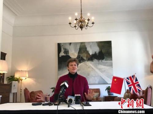 英国首相特雷莎·梅将于本月31日至2月2日开启第二次访华之旅。图为英国驻华大使吴百纳29日在北京介绍此访亮点。　肖欣 摄