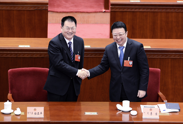 3政协内蒙古自治区第十一届委员会主席任亚平祝贺新当选的政协内蒙古自治区第十二届委员会主席李佳当选jpg