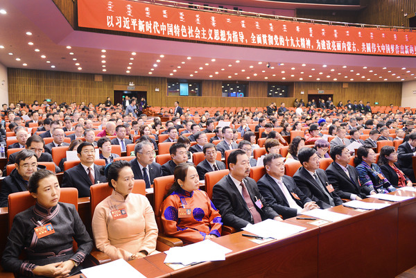 1.聚精会神的听取报告jpg