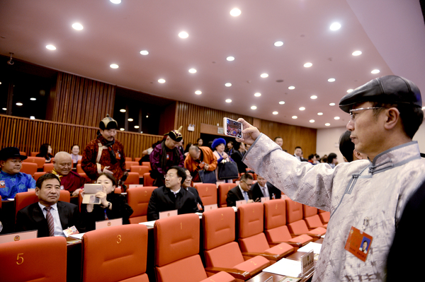 2.一名蒙古族委员在记录新一届的开始。jpg