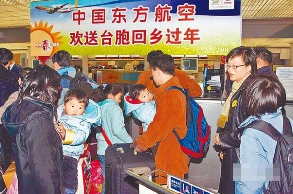 台拒批加班机影响5万人 台商:叫我们游泳回去好了