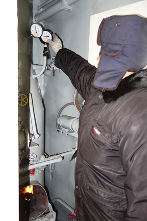 4-工作人员正在查看内燃机车上的压力表