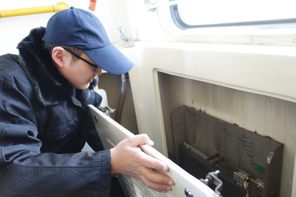 5-共组人员正在检修火车上的电暖气