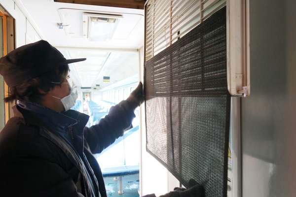 6-工作人员正在检修火车空调