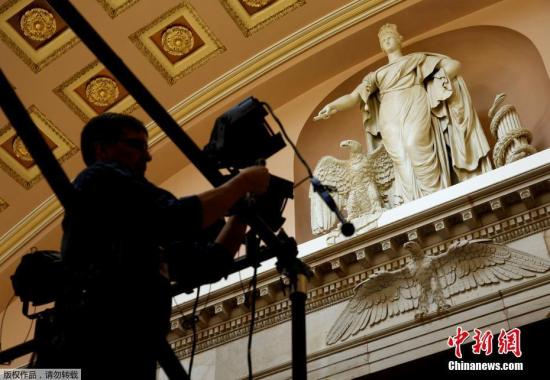 当地时间2018年1月30日，美国华盛顿，特朗普首次国情咨文在即，准备工作进行中。当地时间30日晚10时(北京时间31日早10时)，特朗普将在美国国会大厦发表上任以来的首份国情咨文。白宫官网、美国主要有线电视新闻频道、Facebook等都将直播这次演讲。