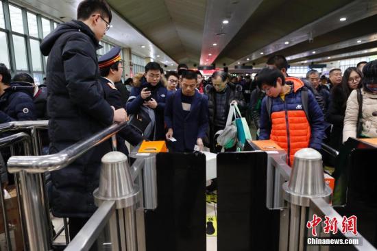 资料图：旅客排队检票进站。 <a target='_blank' href='http://www.chinanews.com/'>中新社</a>记者 殷立勤 摄