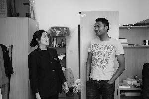 中国侨网梁红兵和留学生在一起。盛彦丽 摄