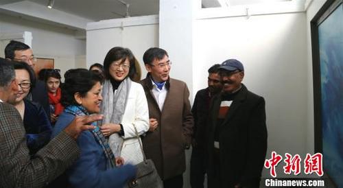 中国侨网图为参展嘉宾观看画作。　钟欣　摄