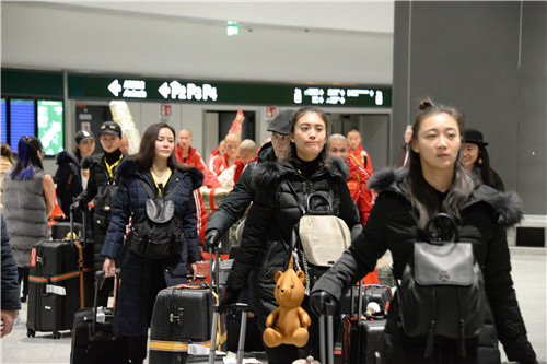 抵达机场。