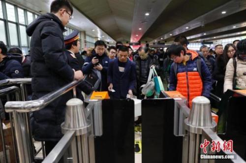 资料图：旅客排队检票进站。 中新社记者 殷立勤 摄