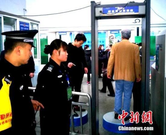 资料图：太原火车南站派出所民警强化旅客乘车秩序维护。张毅 摄