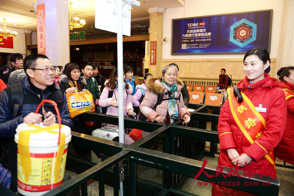 1-在北京站候车室等待上车的乘客_副本