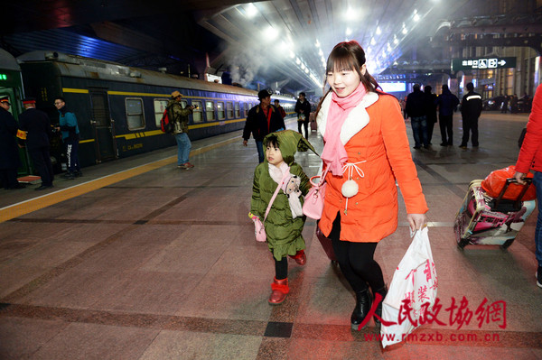 3-一位年轻母亲带着孩子匆匆赶车_副本