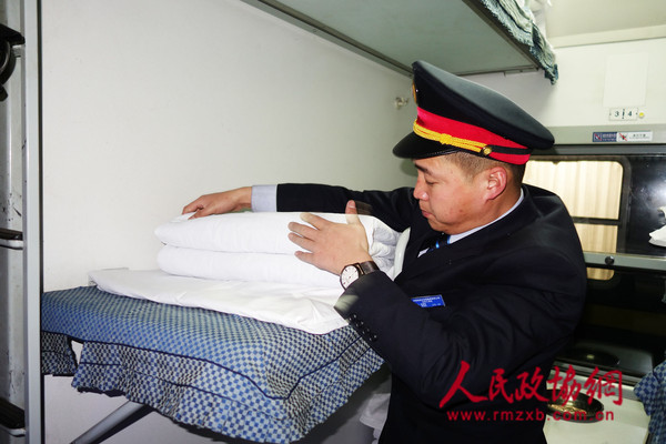 4-乘务员整理卧铺被子_副本