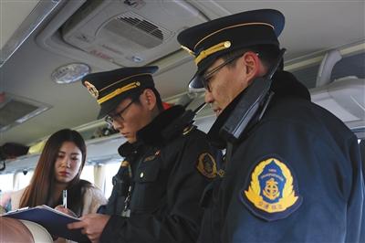 昨日，白鹿收费站，交通执法人员登记客运车辆信息。