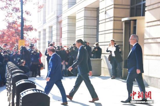 当地时间12月1日，美国总统特朗普前国家安全事务助理迈克尔·弗林（中）在华盛顿出庭并认罪，其罪名是在涉俄调查中向美国联邦调查局（FBI）作伪证。 <a target='_blank' href='http://www.chinanews.com/'>中新社</a>记者 刁海洋 摄