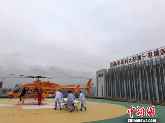 图为救援飞机抵达，医护人员进行无缝救援 马骞 摄