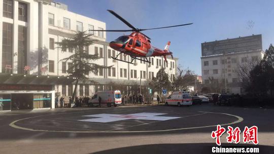 此次救援模拟的是在交通拥堵情况下，对一名急性心肌梗塞患者的救治转运?！》独龇?摄
