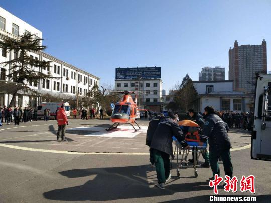 转运患者途中却遇交通堵塞，太原急救中心紧急启动航空救援，用直升机将患者转送至医院，让其得到及时救治?！》独龇?摄