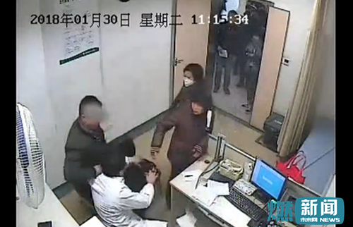 男子不满在医院插队被拒 将医生拖出诊室辱骂推搡