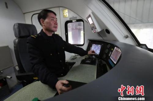  2018年是余向阳在千里铁道线上奔波的最后一个春运。　丁波 摄