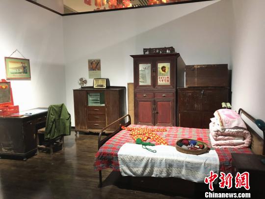 走进展厅，仿佛立刻“穿越”到新中国成立之初的新春家庭。老式票证、花布被单、革命海报……每一处细节，都尽可能地以“场景复原”的方式，还原五六十年代尽管物质贫乏但喜庆热闹的新年?！⊙钛沾?摄