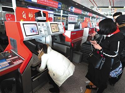 2月3日，T3航站楼，旅客正在使用自助托运柜台。