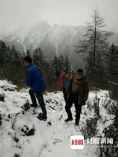 情侣违规登山女方受伤失联 男友:她悬挂在崖壁上