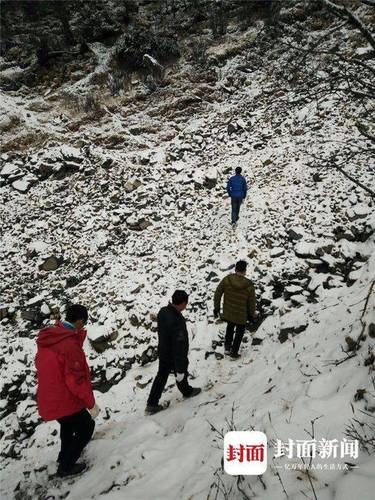 情侣违规登山女方受伤失联 男友:她悬挂在崖壁上