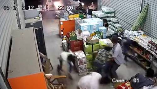 一伙蒙面男冲向超市持枪乱射致5人受伤 法院这样判