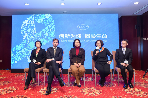 专家接受媒体采访