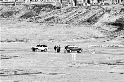 潮白河成越野车“溜冰场”。图片来源：北京青年报