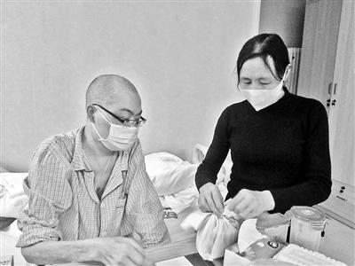 眼下母子俩点外卖解决吃饭问题。(图片来源:北京青年报) 点击进入下一页